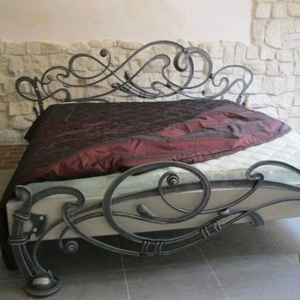 Кованая кровать «Королевская элегантность» – купить роскошную кровать с изящными завитками и патиной с доставкой по РБ и РФ