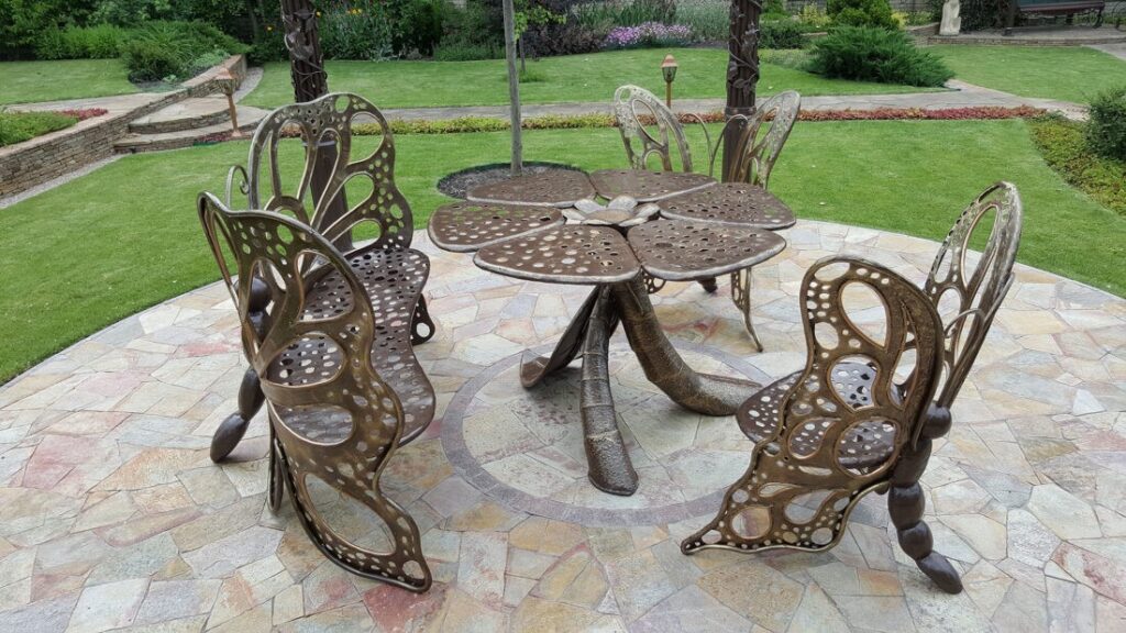 Кованый стол цветок и кованые стулья бабочки ручная работа